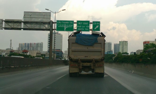 Xe tai “dai nao” nhieu tuyen duong Ha Noi - Hinh anh 3