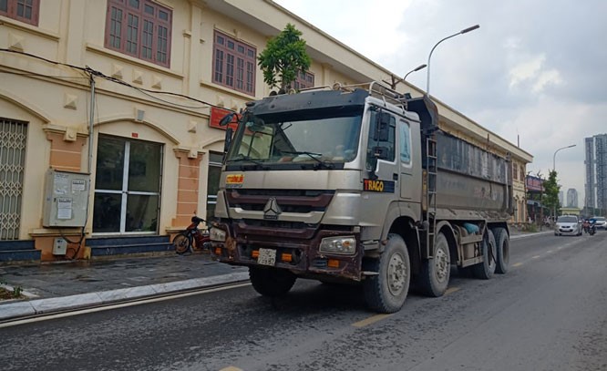 Xe tai “dai nao” nhieu tuyen duong Ha Noi - Hinh anh 1