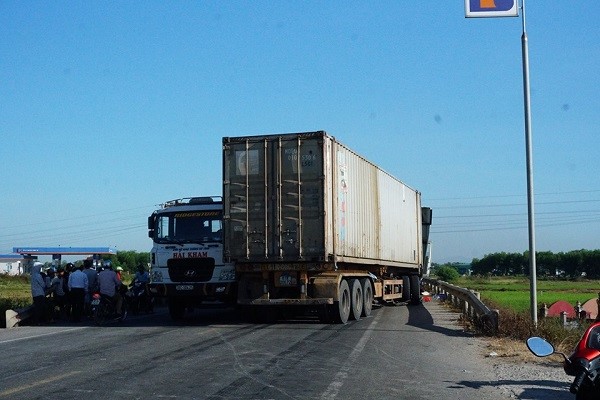 Ha Tinh: O to tai dau dau container, 1 nguoi tu vong - Hinh anh 2