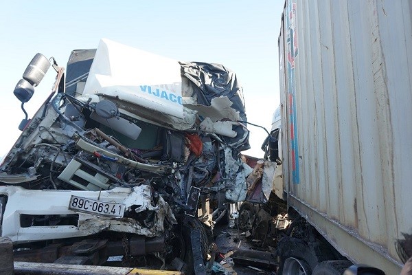 Ha Tinh: O to tai dau dau container, 1 nguoi tu vong - Hinh anh 1