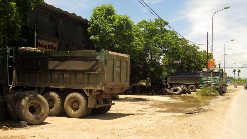 Cung duong nguy hiem qua huyen Ung Hoa - Hinh anh 1