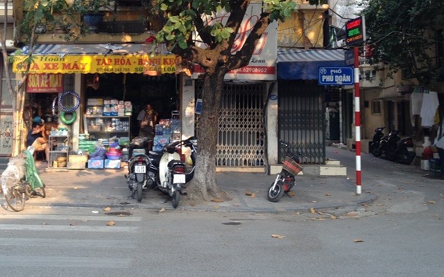 Ha Noi: Cam taxi luu thong hai chieu tren pho Phu Doan - Hinh anh 1