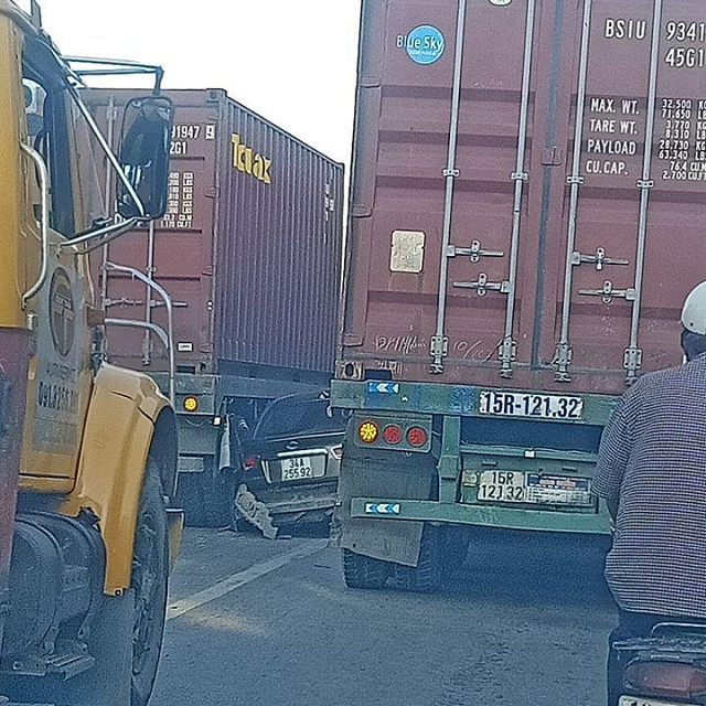 Tai nan giao thong moi nhat hom nay 16/7: Xe con bien dang sau khi bi kep giua 2 xe container - Hinh anh 1