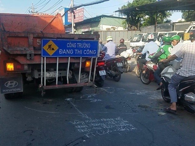 Tai nan giao thong moi nhat hom nay 17/7: Bang qua duong, nguoi dan ong bi xe container can chet - Hinh anh 4