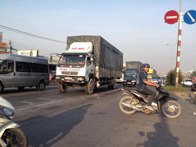 Tai nan giao thong moi nhat hom nay 17/7: Bang qua duong, nguoi dan ong bi xe container can chet - Hinh anh 1