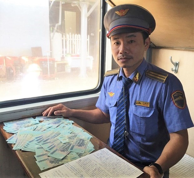 Tra lai 100 trieu dong khach bo quen tren tau - Hinh anh 1