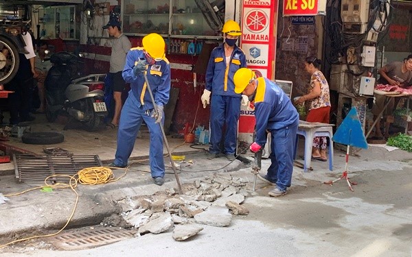 Xu ly cac nguyen nhan gay ngap ung tren pho Yen Hoa - Hinh anh 1