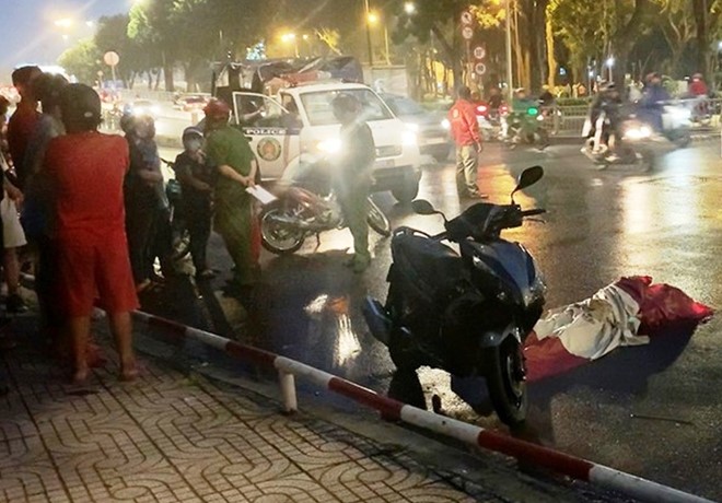 Nguoi dan ong tu vong trong khi dang di xe may tren duong - Hinh anh 1