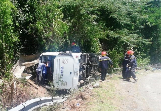 Lam ro viec xe khach lat trong vuon quoc gia Phong Nha - Ke Bang da bi hoan cai - Hinh anh 1