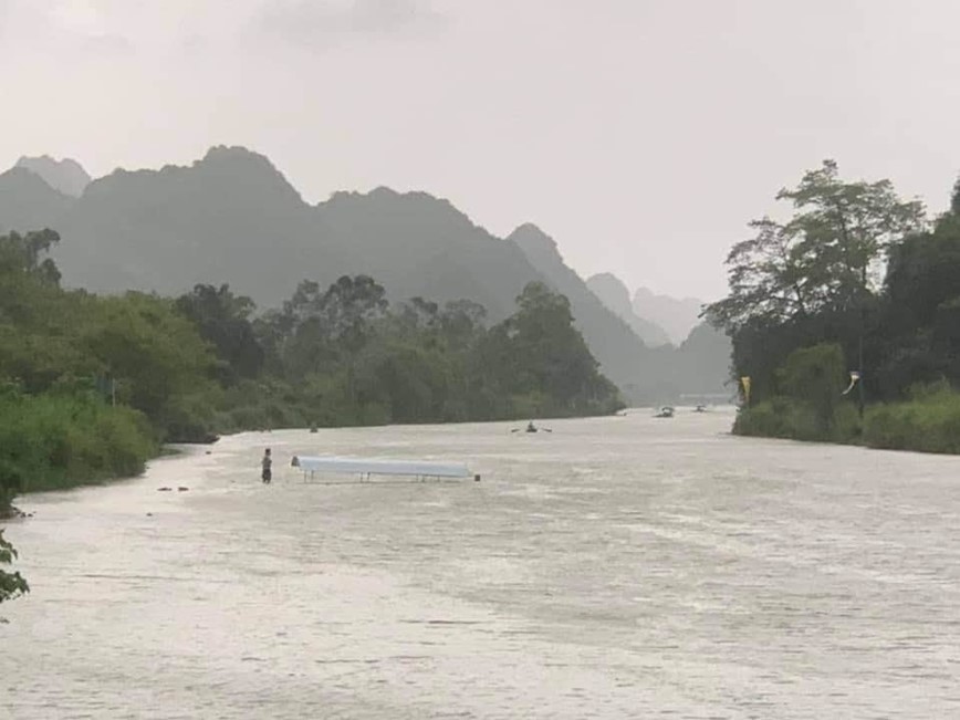 Ha Noi: Lat do cho 4 nguoi o chua Huong trong con dong - Hinh anh 1