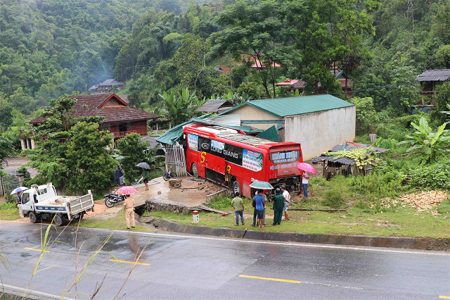 Tai nan giao thong moi nhat hom nay 27/7: Xe khach lao vao nha dan, 1 tre nho bi thuong - Hinh anh 1