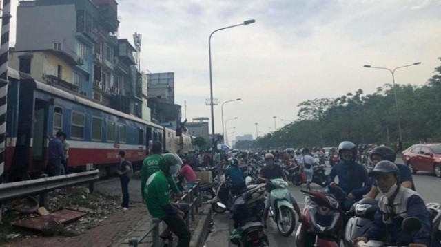 Tai nan giao thong moi nhat hom nay 30/7: Va cham voi xe dau keo, nguoi phu nu bi xe container can tu vong - Hinh anh 2