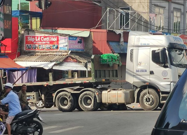 Tai nan giao thong moi nhat hom nay 30/7: Va cham voi xe dau keo, nguoi phu nu bi xe container can tu vong - Hinh anh 1