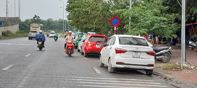 Diem nong giao thong: Dung, do “vo ky luat” tren duong Chau Van Liem - Hinh anh 1