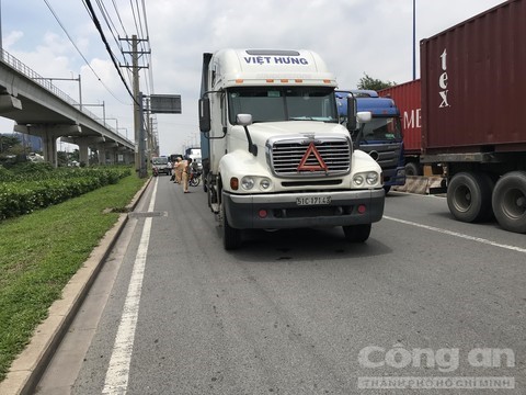 Xe container lan lan can chet nguoi di xe may - Hinh anh 1