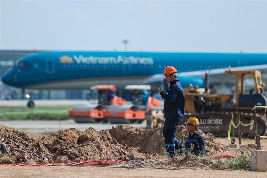 Rut ngan 8 thang tien do thi cong duong bang san bay Noi Bai - Hinh anh 1