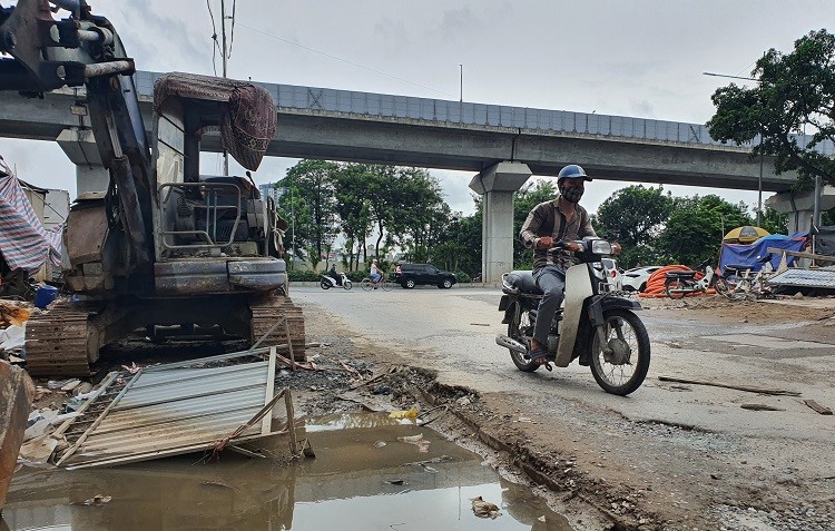 Thi cong cau tha, mat an toan tren duong Vu Trong Phung - Hinh anh 1