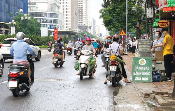 [Diem nong giao thong] Nhieu phuong tien nguoc chieu tren duong Le Van Luong - Hinh anh 1