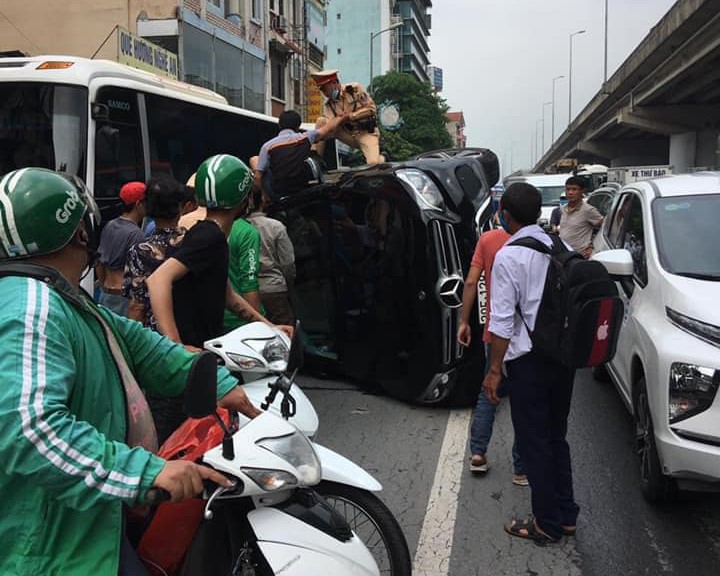 O to Mercedes lat nghieng tren duong, tai xe ra tin hieu cap cuu - Hinh anh 1