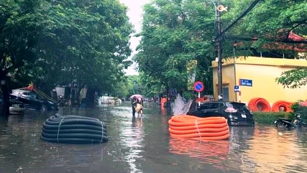 Ha Noi xuat hien nhieu tuyen duong ngap ung sau tran mua lon sang thu Bay - Hinh anh 1