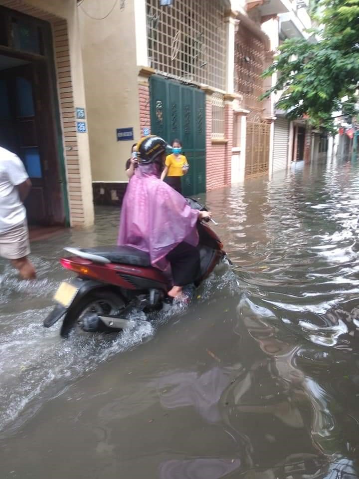 Ha Noi: Nhieu tuyen pho ngap ung sau tran mua lon sang thu Bay - Hinh anh 1