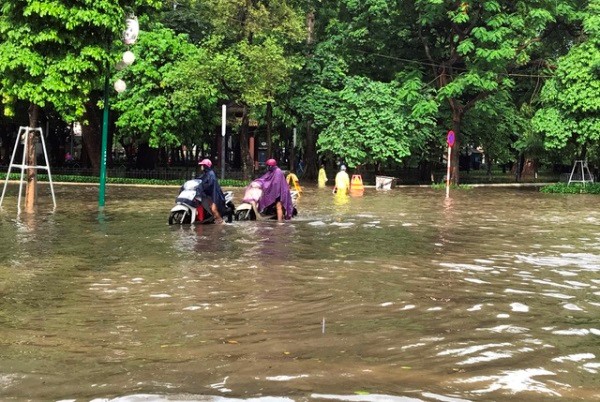 Ha Noi xuat hien nhieu tuyen duong ngap ung sau tran mua lon sang thu Bay - Hinh anh 2