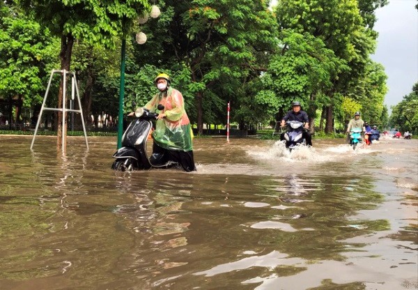 Ha Noi xuat hien nhieu tuyen duong ngap ung sau tran mua lon sang thu Bay - Hinh anh 3