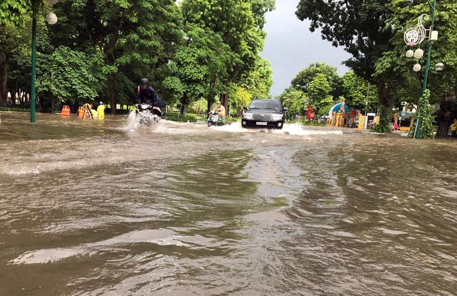 Ha Noi: Nhieu tuyen pho ngap ung sau tran mua lon sang thu Bay - Hinh anh 3