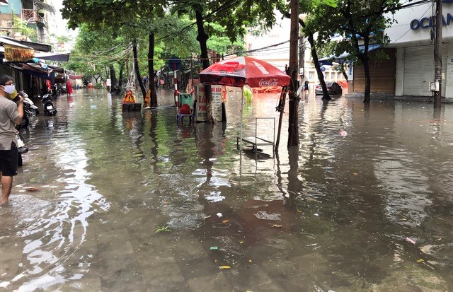 Ha Noi: Nhieu tuyen pho ngap ung sau tran mua lon sang thu Bay - Hinh anh 4