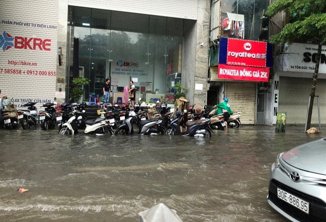 Ha Noi: Nhieu tuyen pho ngap ung sau tran mua lon sang thu Bay - Hinh anh 5