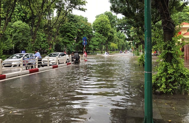 Ha Noi: Nhieu tuyen pho ngap ung sau tran mua lon sang thu Bay - Hinh anh 7