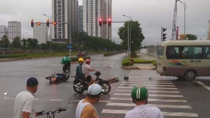 Ha Noi: Tai xe GrabBike tu vong sau va cham giao thong voi xe khach - Hinh anh 1