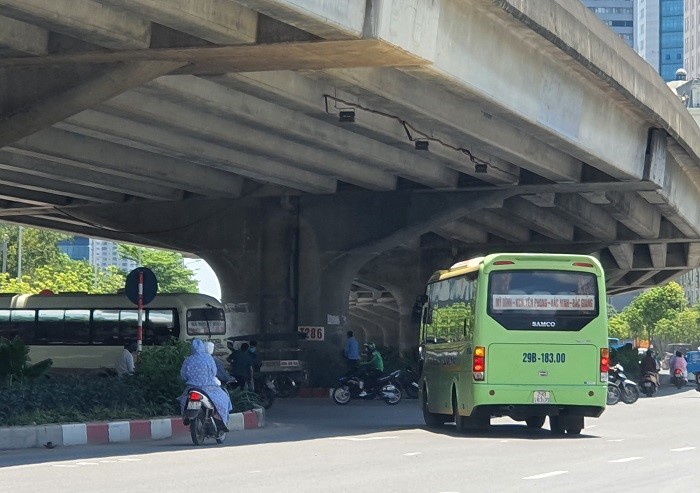 [Diem nong giao thong] Bien cam vo hieu, xe khach tung hoanh - Hinh anh 1