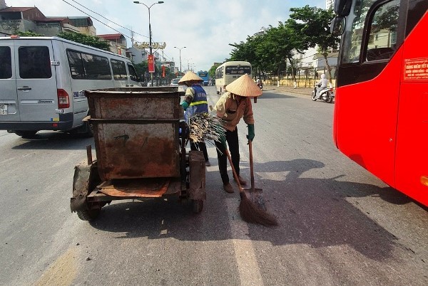 Kip thoi thu don luong lon vat lieu xay dung roi vai tren duong Giai Phong - Hinh anh 1