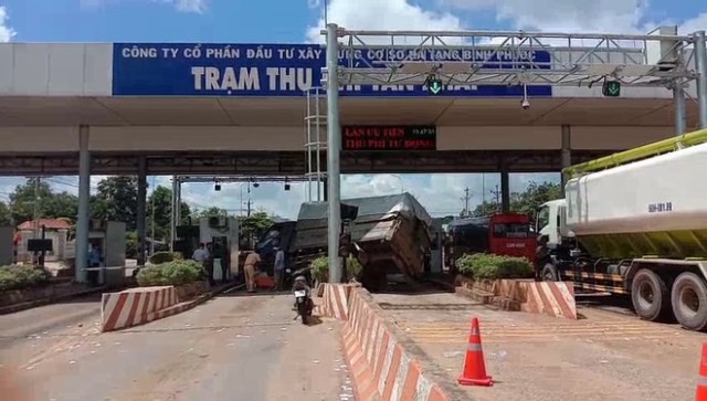 Tai nan giao thong moi nhat hom nay 30/8: Xe tai lao vao tram thu phi, nhieu nguoi may man thoat chet - Hinh anh 1