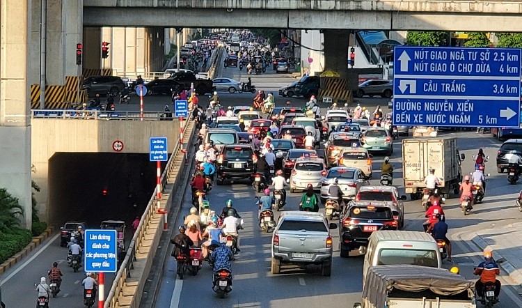 Giao thong tai nut giao Nguyen Trai - Khuat Duy Tien: Roi nhu canh he - Hinh anh 1