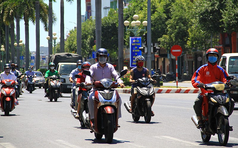 Da Nang noi long gian cach xa hoi, van tai hanh khach cong cong hoat dong tro lai - Hinh anh 1