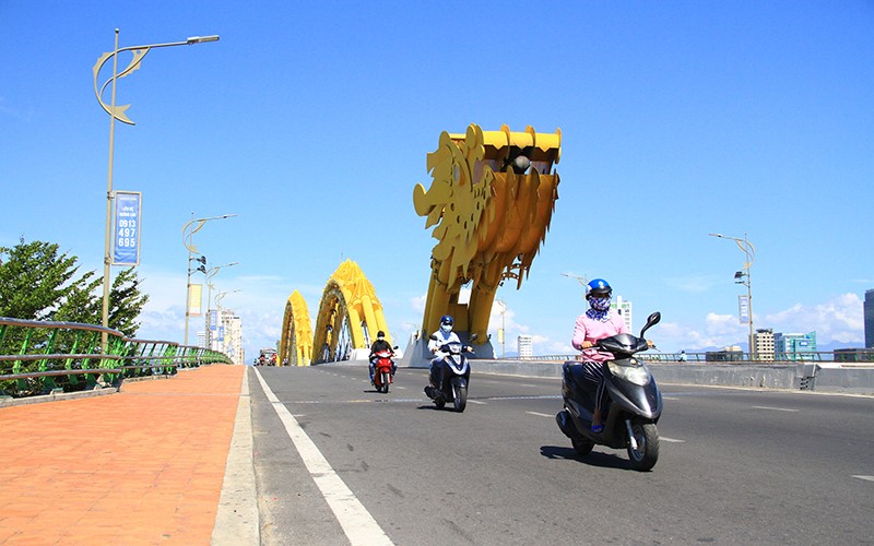 Da Nang noi long gian cach xa hoi, van tai hanh khach cong cong hoat dong tro lai - Hinh anh 2