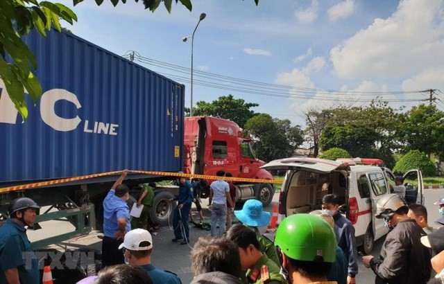 Tai nan giao thong moi nhat hom nay 5/9: Va cham voi xe container, 2 phu nu tu vong - Hinh anh 1