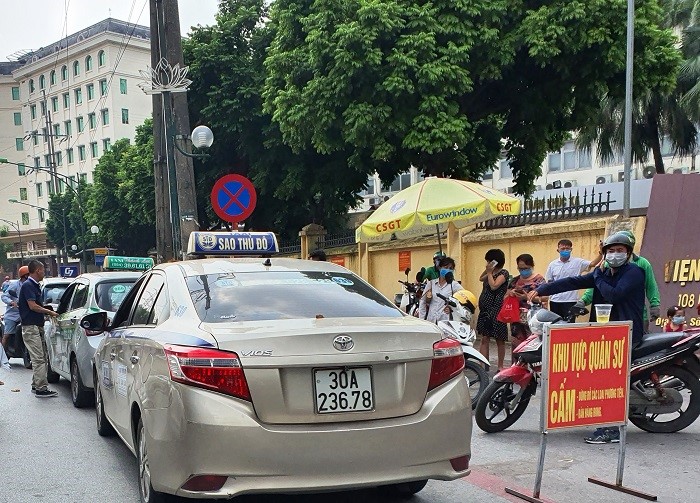 Taxi bua vay Benh vien 108 gay roi loan giao thong, mat an ninh trat tu  - Hinh anh 2