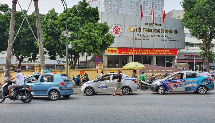 Taxi bua vay Benh vien 108 gay roi loan giao thong, mat an ninh trat tu  - Hinh anh 3