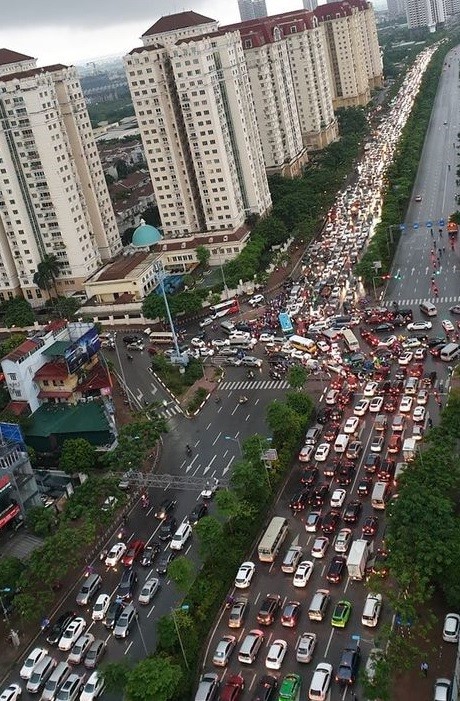 Ha Noi: Mua lon gay tac duong cuc bo ngay ngay dau tuan hoc sinh di hoc - Hinh anh 4