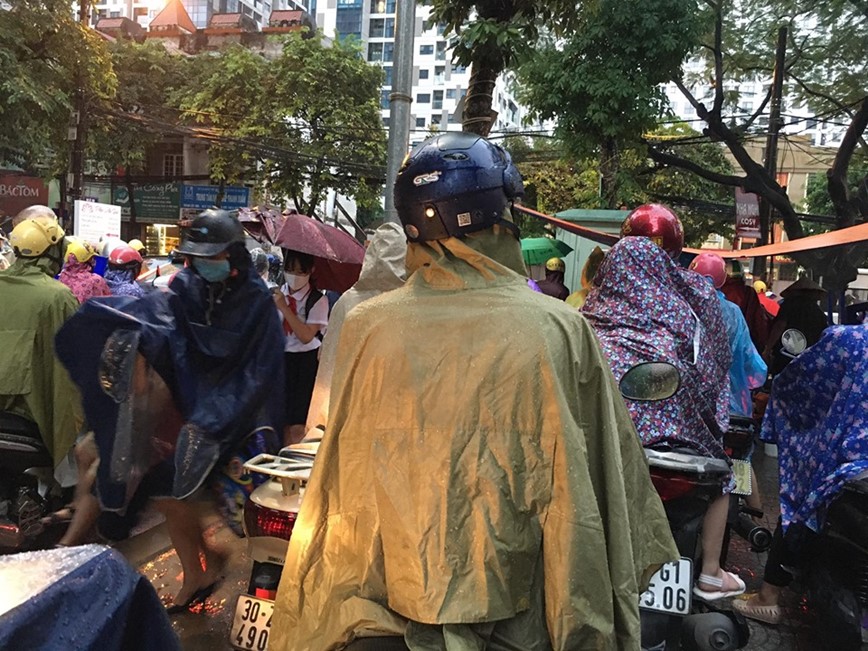 Ha Noi: Mua lon gay tac duong cuc bo ngay ngay dau tuan hoc sinh di hoc - Hinh anh 3