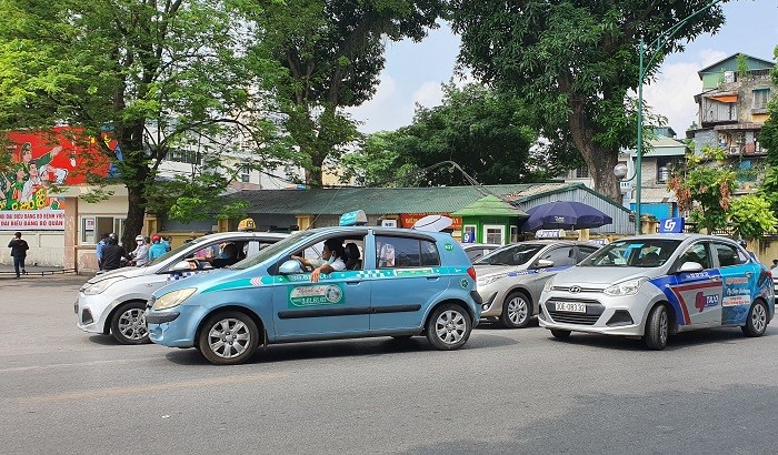 Taxi bua vay Benh vien 108 gay roi loan giao thong, mat an ninh trat tu  - Hinh anh 1