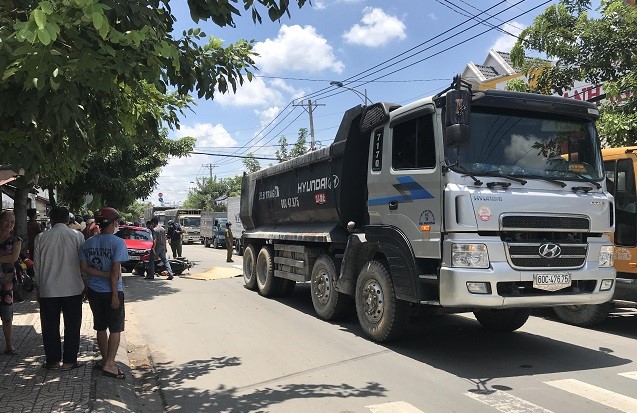 Tin tuc tai nan giao thong moi nhat hom nay 7/9: Hai vo chong bi xe ben can thuong vong - Hinh anh 1