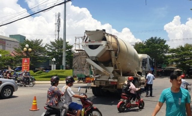 Bi xe bon can tu vong tren duong den benh vien tham nguoi than - Hinh anh 1