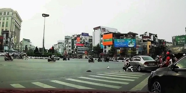 Ha Noi: Nu tai xe dap nham chan ga, ui bay 2 xe may tai nga sau O Cho Dua - Hinh anh 1