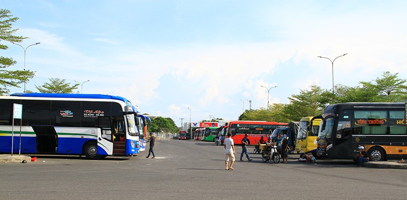 Da Nang ngay dau van tai hanh khach mo tro lai: Xe vai khach van phai chay lay tuyen - Hinh anh 2