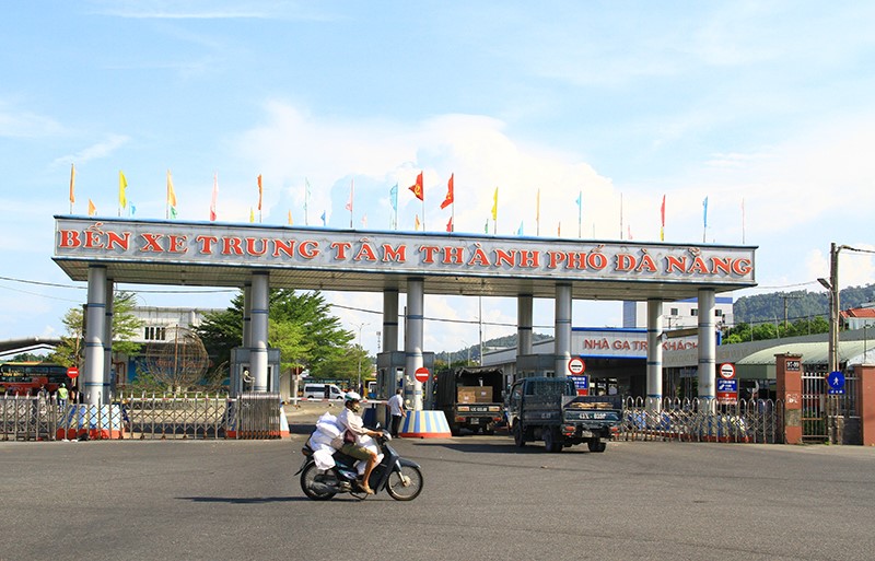 Da Nang ngay dau van tai hanh khach mo tro lai: Xe vai khach van phai chay lay tuyen - Hinh anh 1