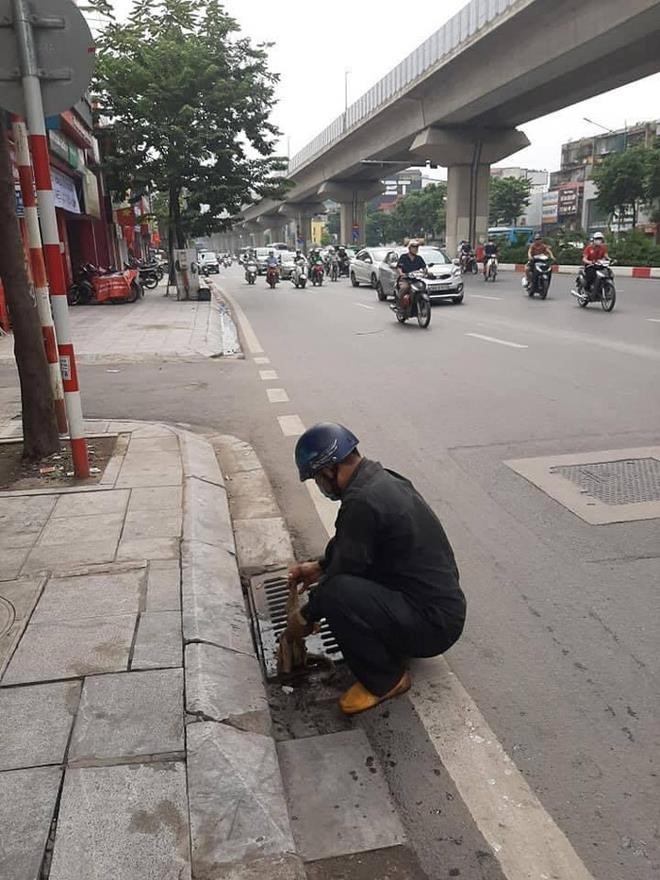 Hinh anh nguoi dan ong lau chui vet dau loang tren duong Nguyen Trai nhan nhieu loi khen ngoi - Hinh anh 2